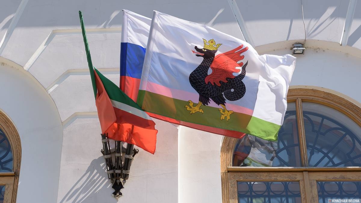 Флаг Казани, Татарии и России на здании мэрии. Казань
