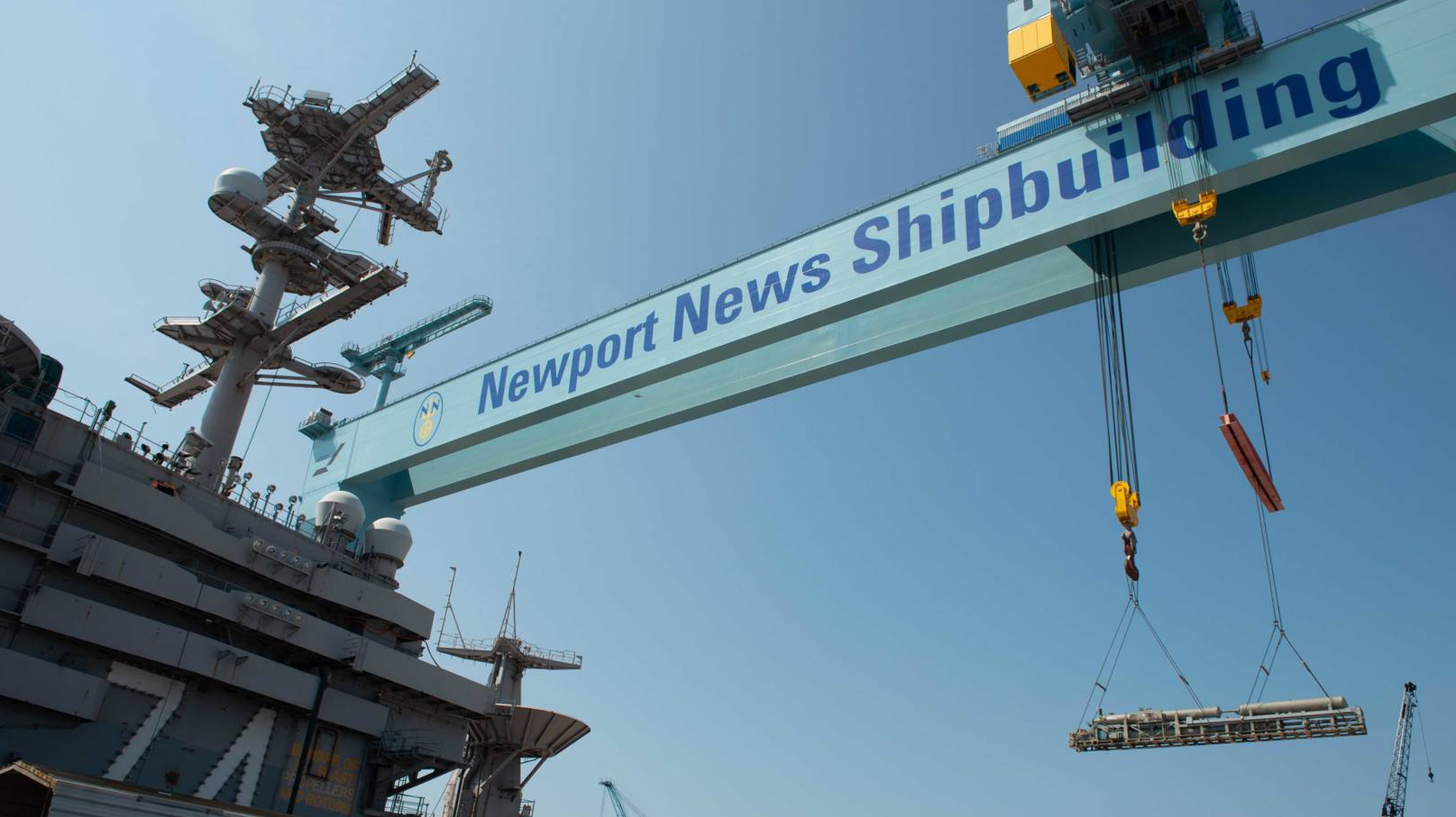 Ремонтные работы в доке Newport News Shipbuilding американской судостроительной компании Huntington Ingalls Industries