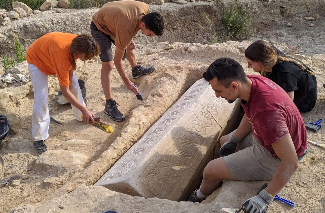 Саркофаг вестготского периода на месте раскопок римского некрополя в Лос-Вильярикос
