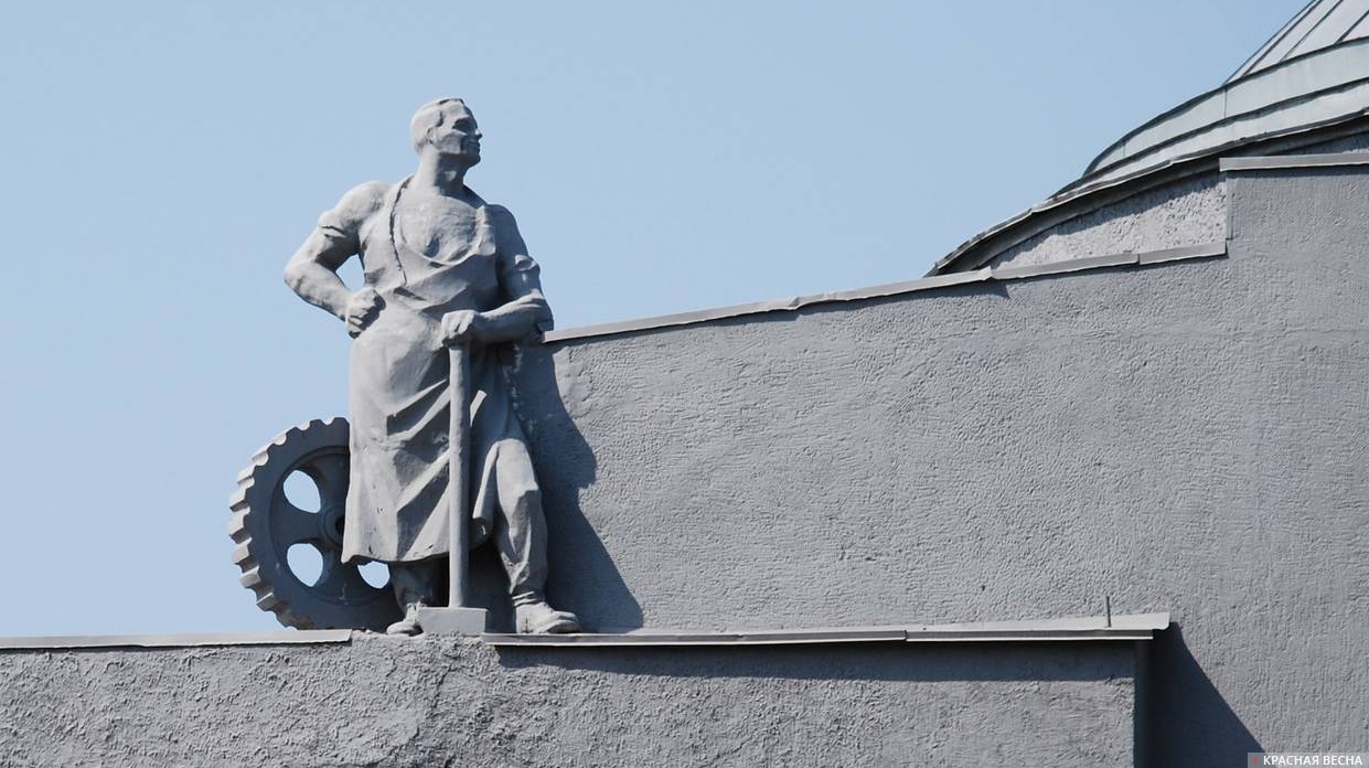 Новосибирский государственный художественный музей. Скульптура рабочего на фасаде
