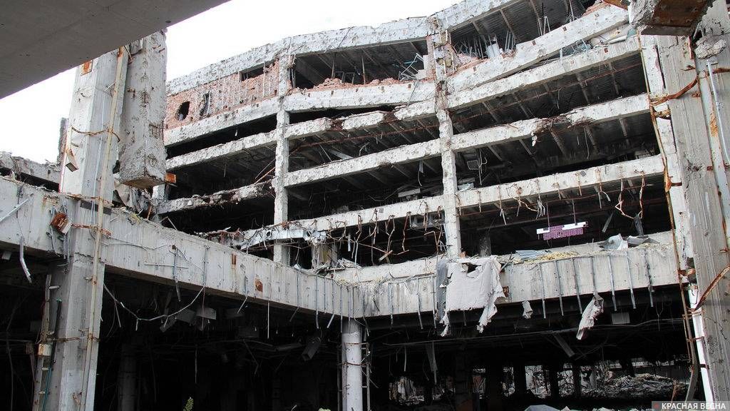 Разрушенный новый терминал Донецкого аэропорта