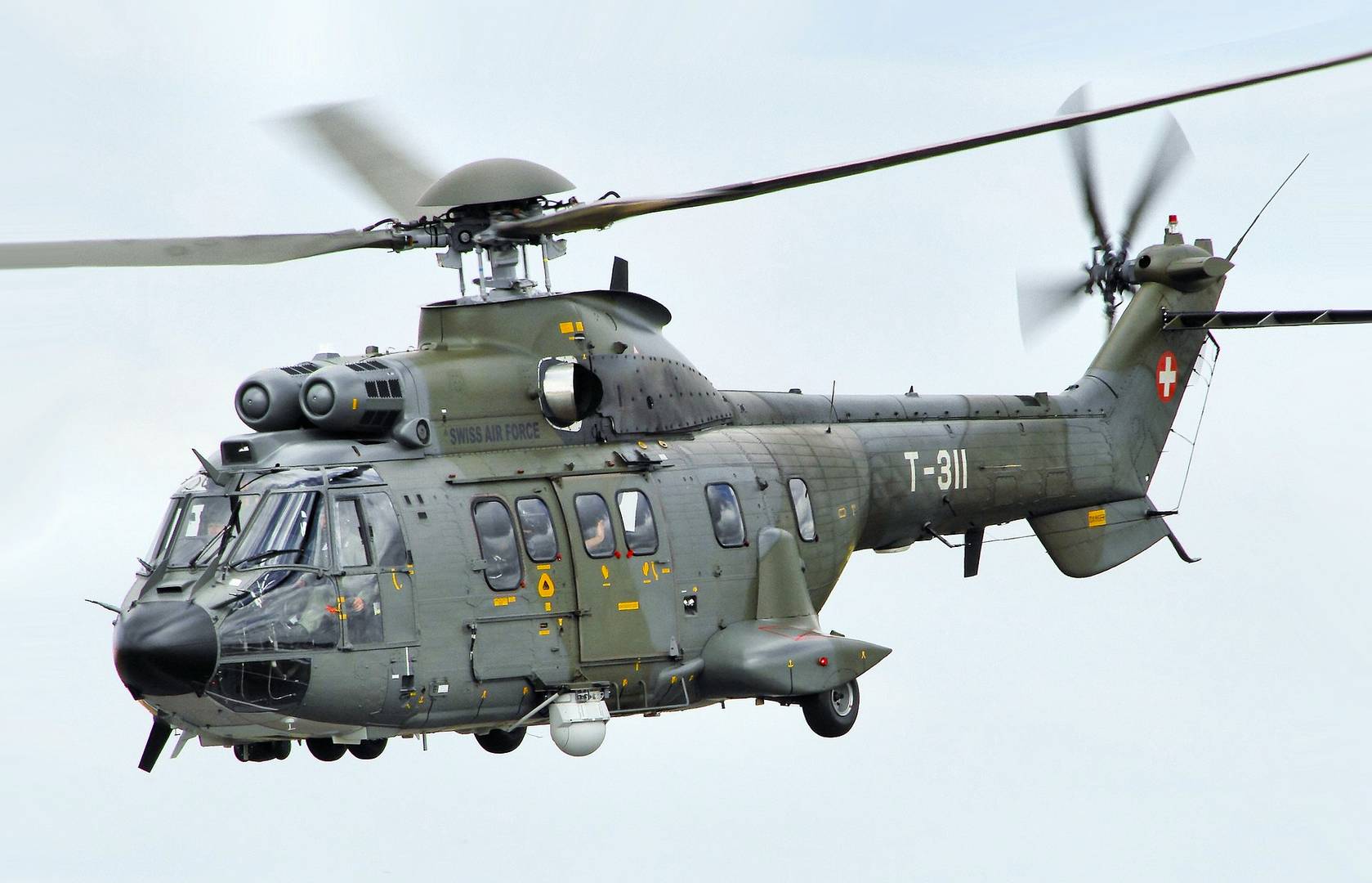 Вертолет AS332M1 Super Puma швейцарских ВВС. Аналогичный вертолет ГСЧС Украины разбился в Броворах