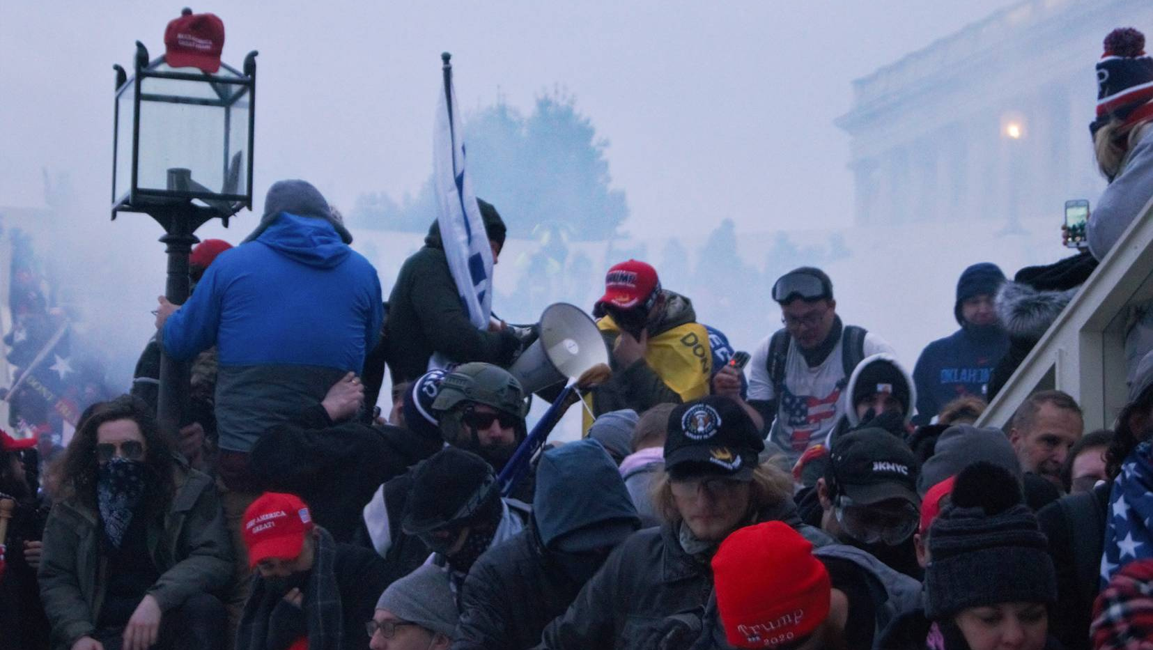 Протестующие штурмуют Капитолий
