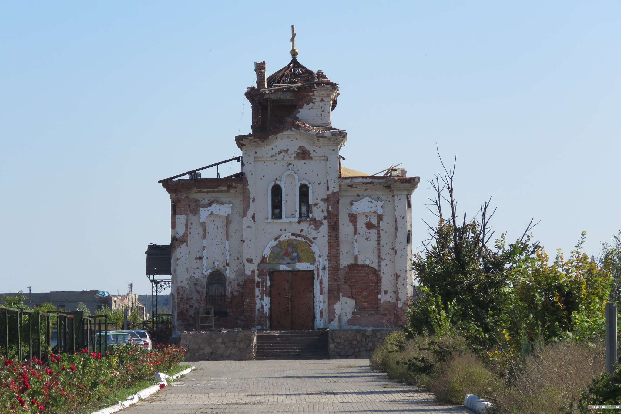 Разрушенный храм в районе Донецкого аэропорта. [© ИА Красная Весна]