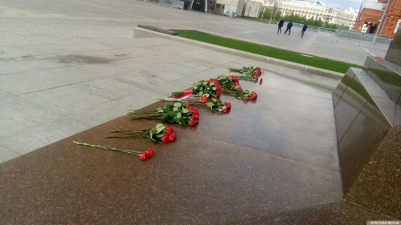 У подножия памятника Жукову