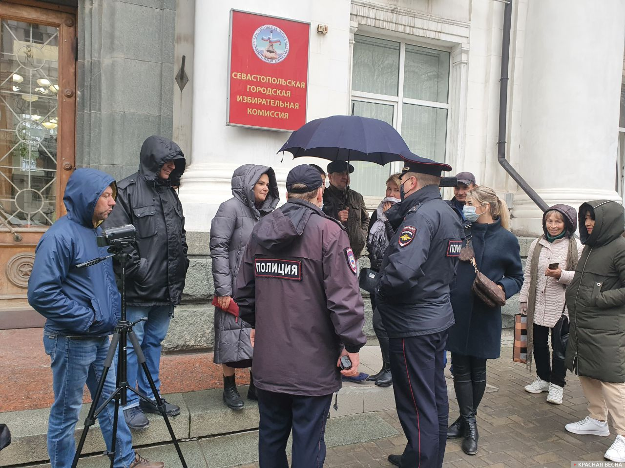 Сотрудники МВД проводят беседу с горожанами возле Заксобрания Севастополя