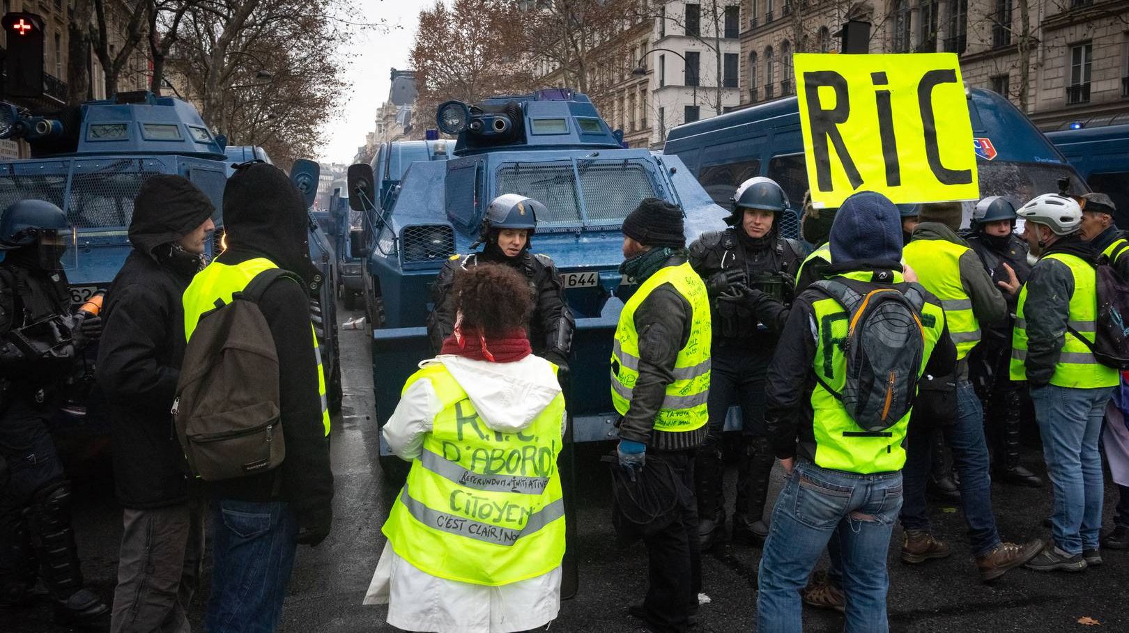 Францезская полиция и протестуещие. Париж. 2018