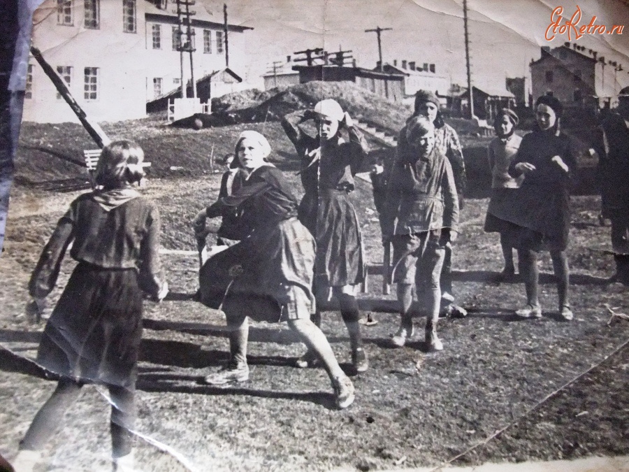 Лапта во дворе средней школы. Болохово, 1938