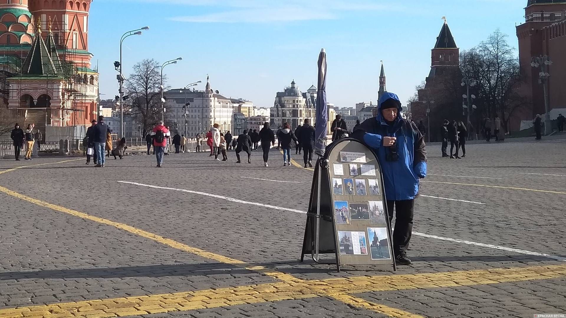 Москва. Фотограф на Красной площади ждет своих клиентов