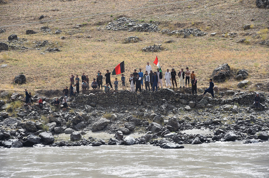 Группа афганских жителей на берегу реки Пяндж
