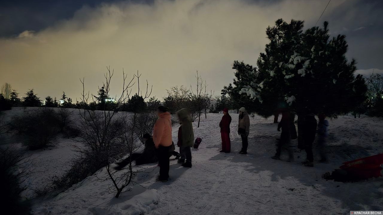 Севастополь. Дети играют в снежки 