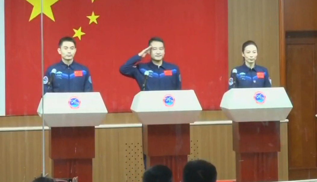 Экипаж Шэньчжоу-13, слева направо Е Гуанфу, Чжай Чжиган, Ван Япин