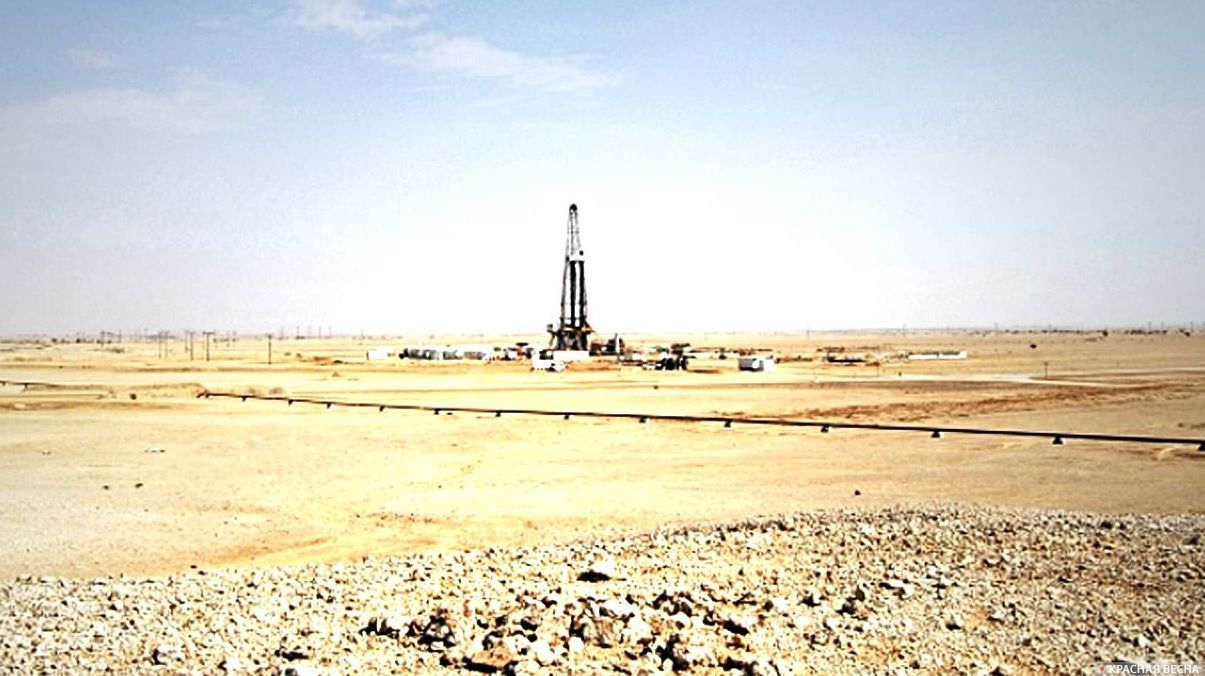 Нефтяная вышка в пустыне