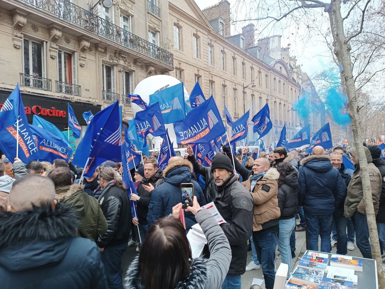 Полицейские против пенсионной реформы. Протест 7 марта 2023 в Париже