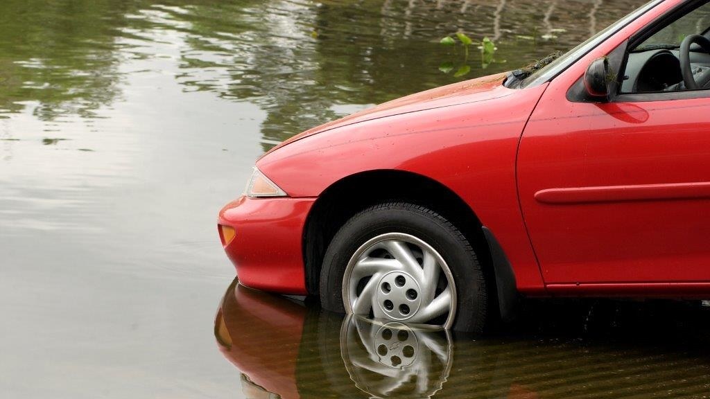 Автомобиль на затопленной дороге