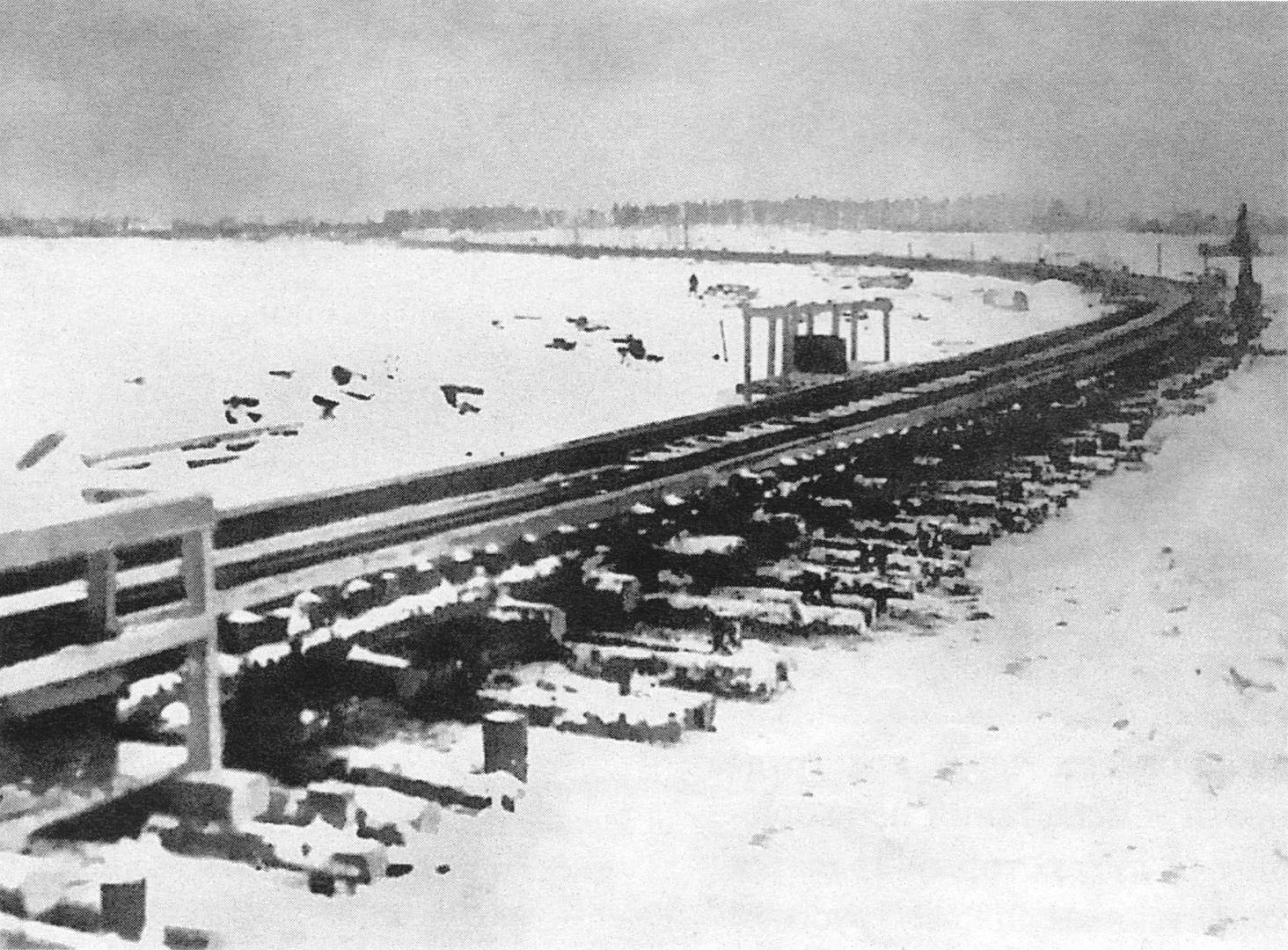 Советский низководный мост через Неву у Шлиссельбурга. Февраль-март 1943