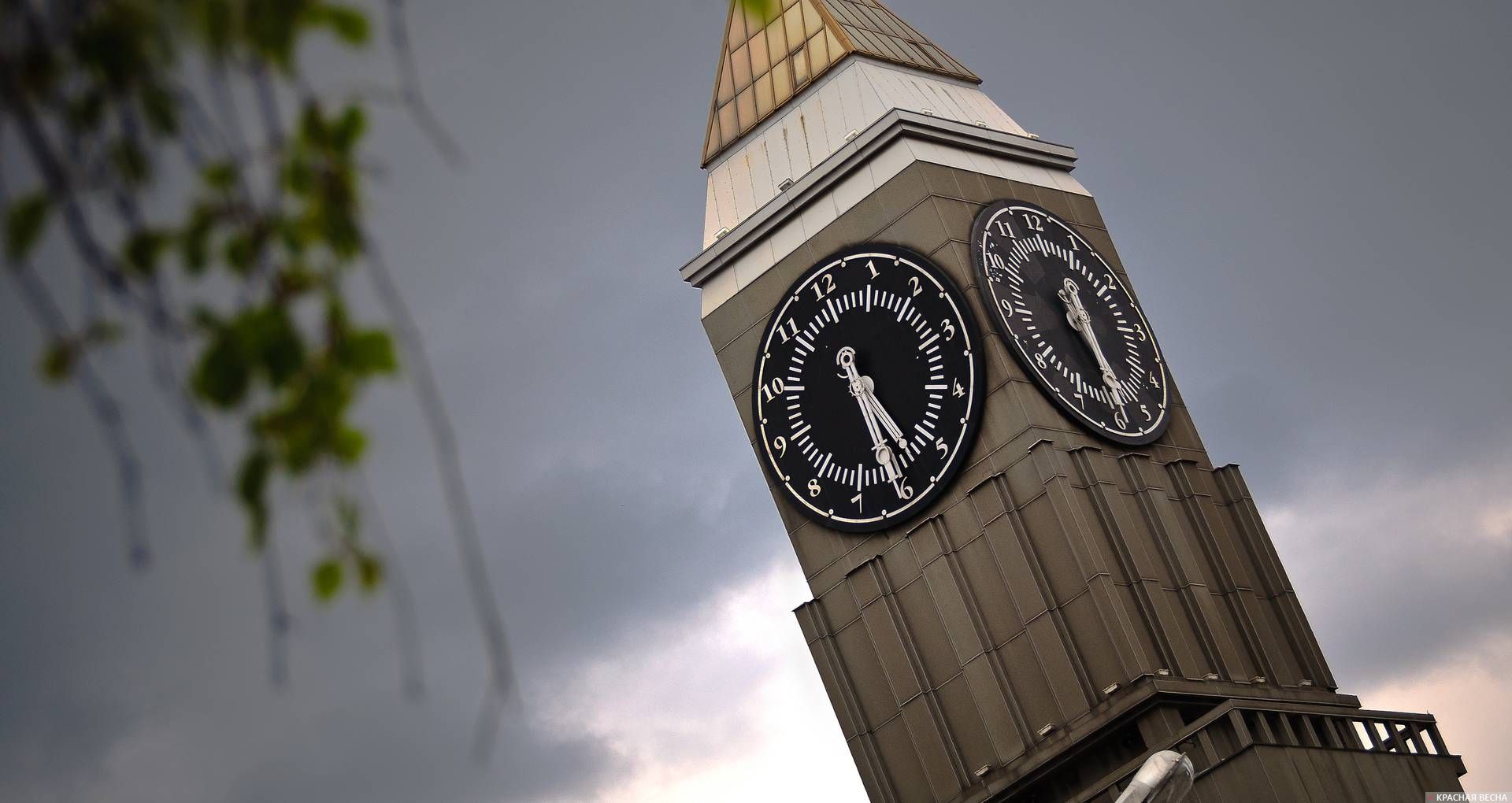 Башенные часы на здании городской администрации Красноярска
