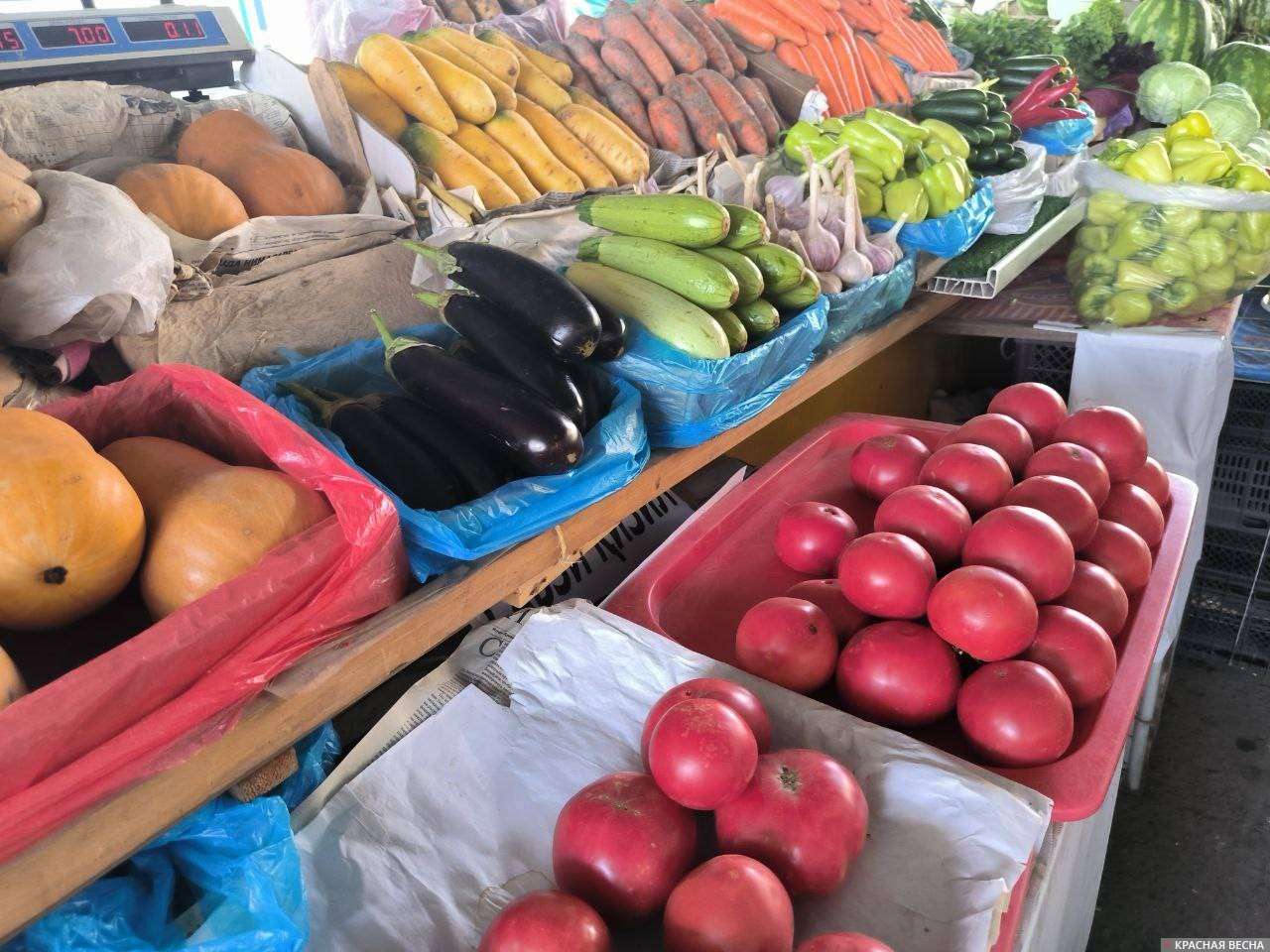 Овощи на рынке в Ташкенте