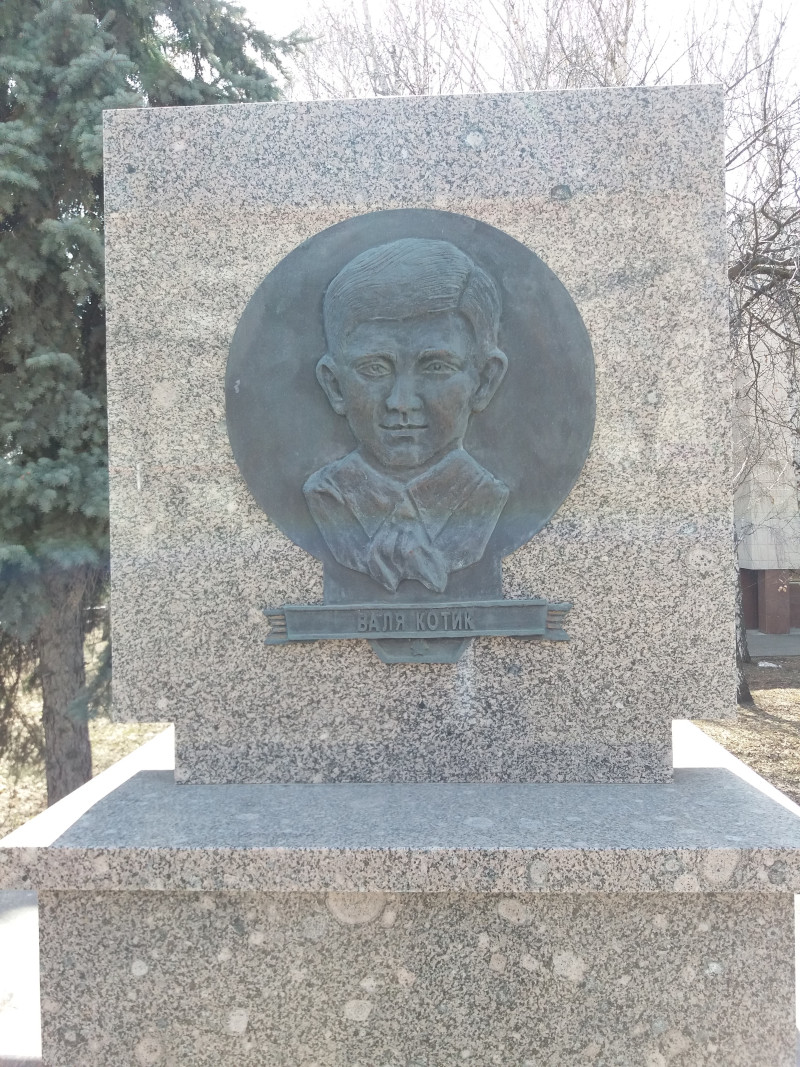 Барельеф Вали Котика на Аллее пионеров-героев, Ульяновск, 2021