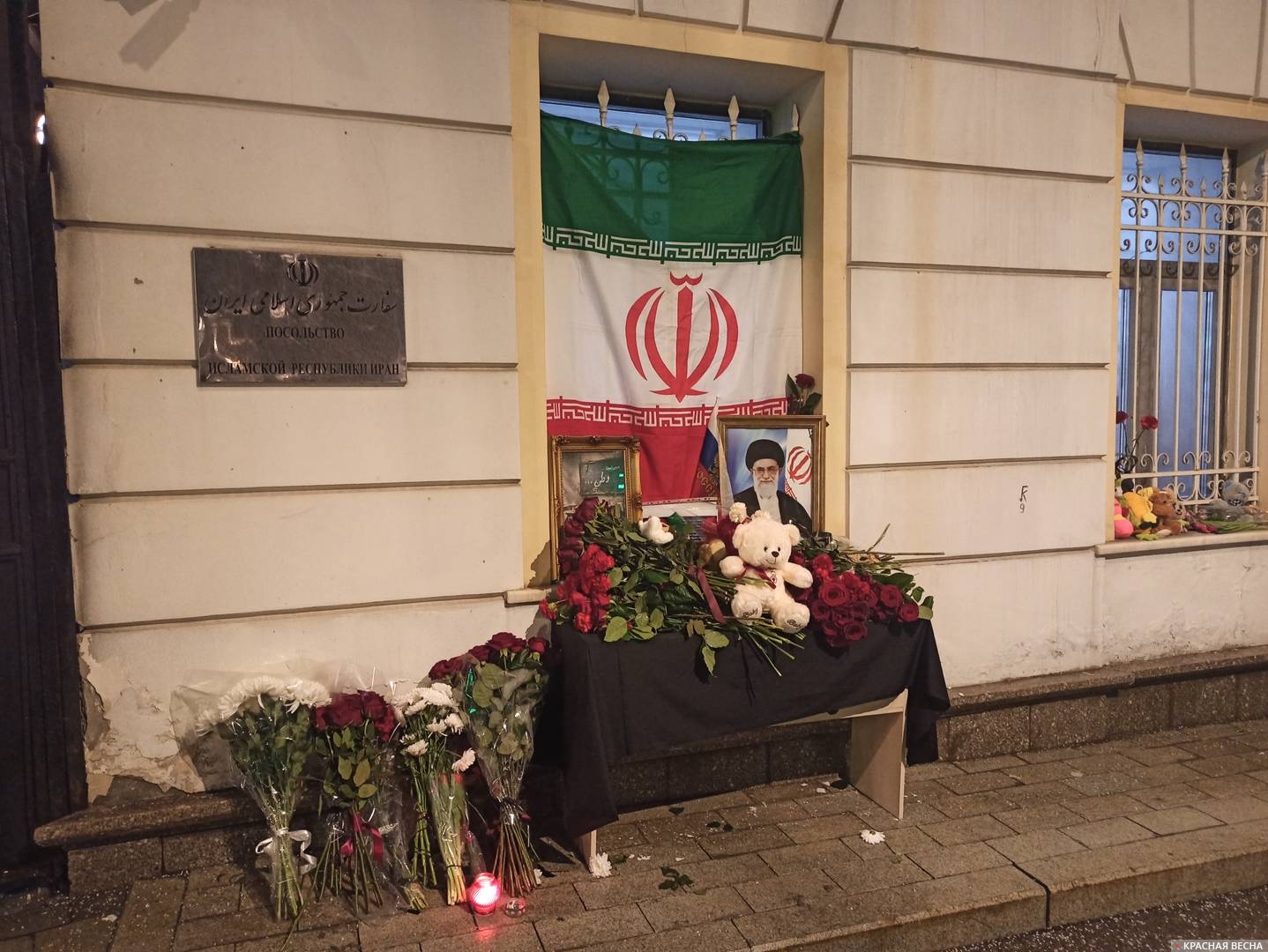 Цветы у посольства Ирана в Москве. Вечер. 1 марта 2026 года 