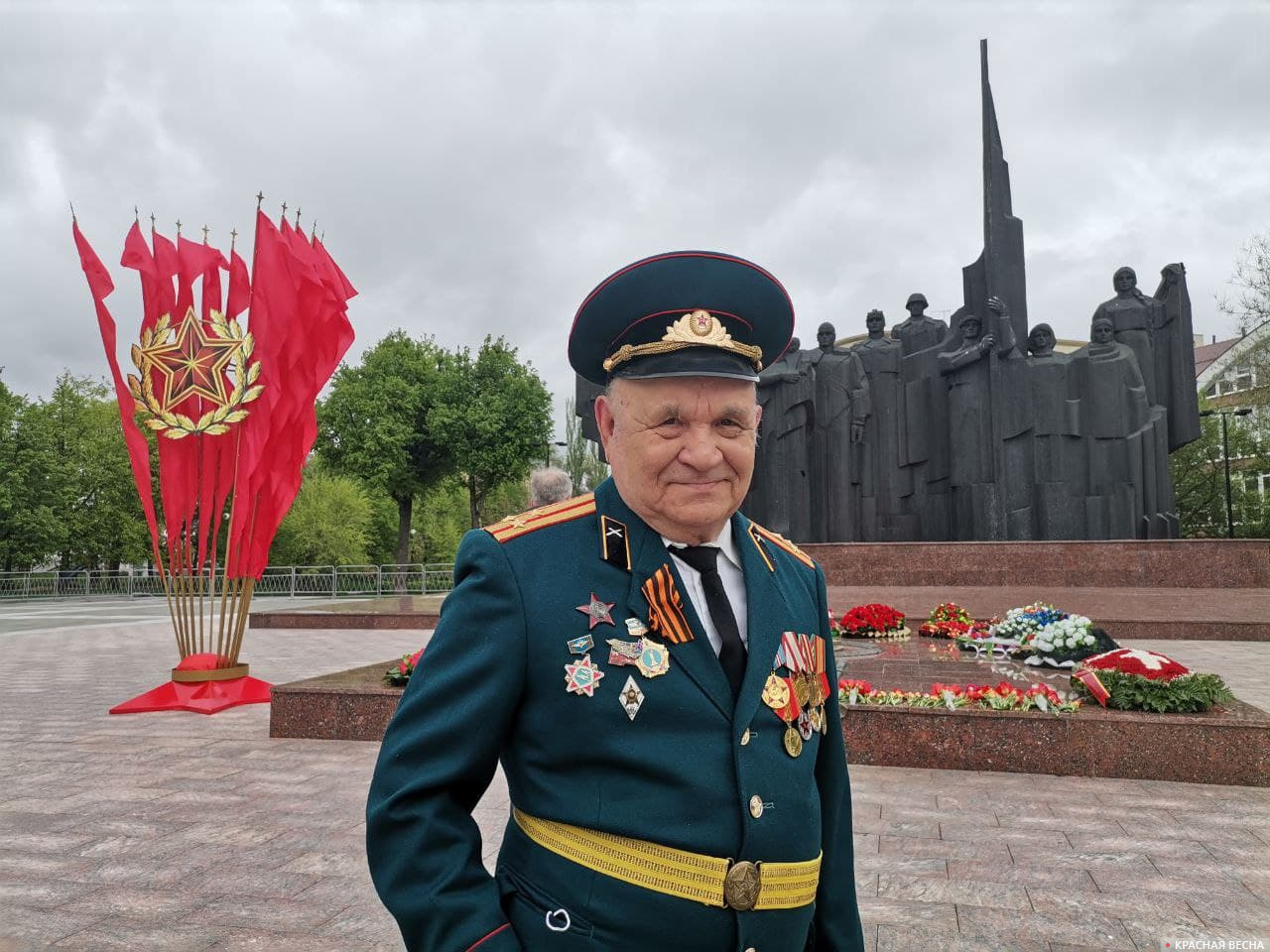 Ветеран Вооруженных сил России Владимир Михайлович на возложении цветов к памятнику на Площади Победы 9 мая 2021 года