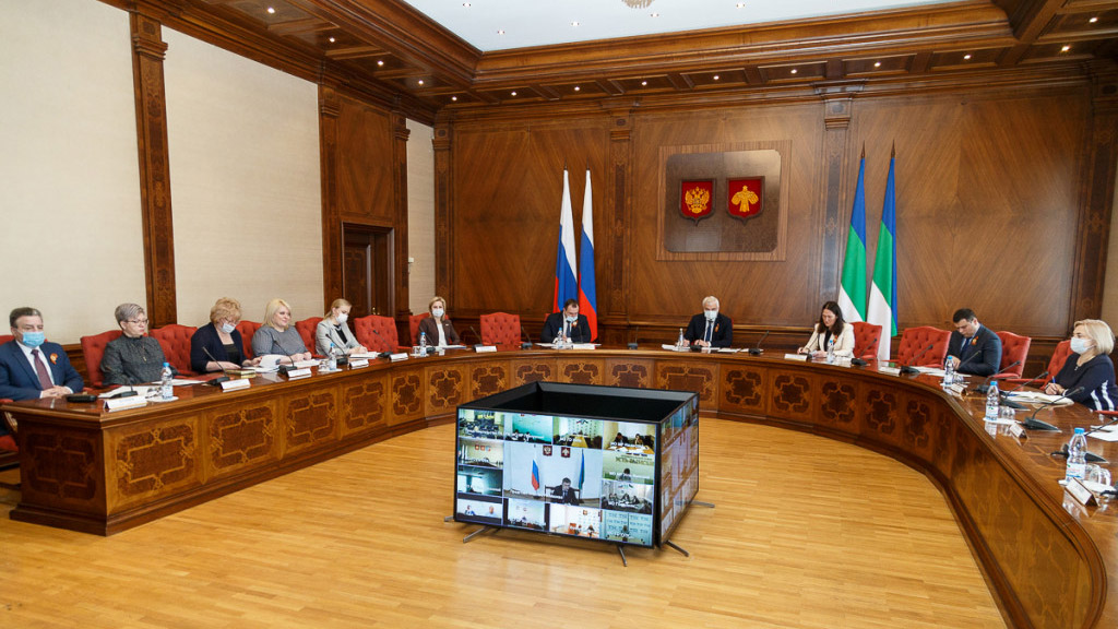 Еженедельное оперативное совещание главы Коми Владимира Уйба с правительством региона