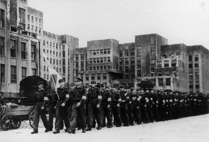 Белорусская молодежь под коллаборационистским бело-червоно-белым флагом. Оккупированный гитлеровцами Минск. 1944