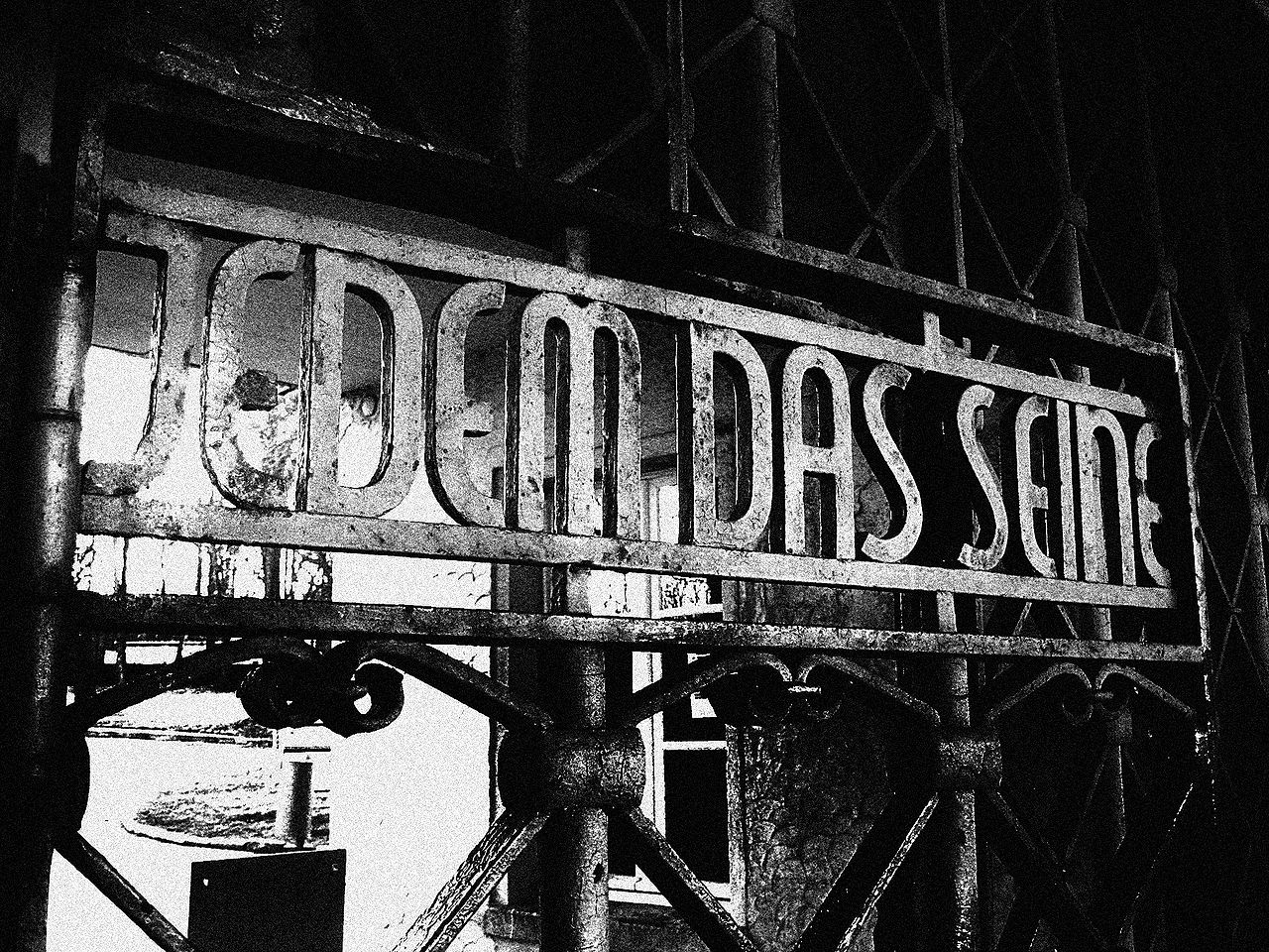 «Каждому своё» — надпись на выходе из лагеря Бухенвальд