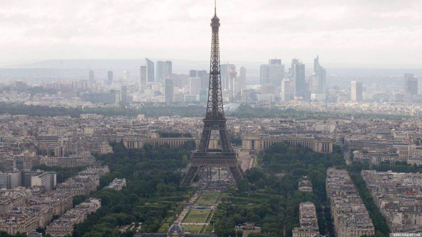Эйфелева башня и Марсово поле в Париже