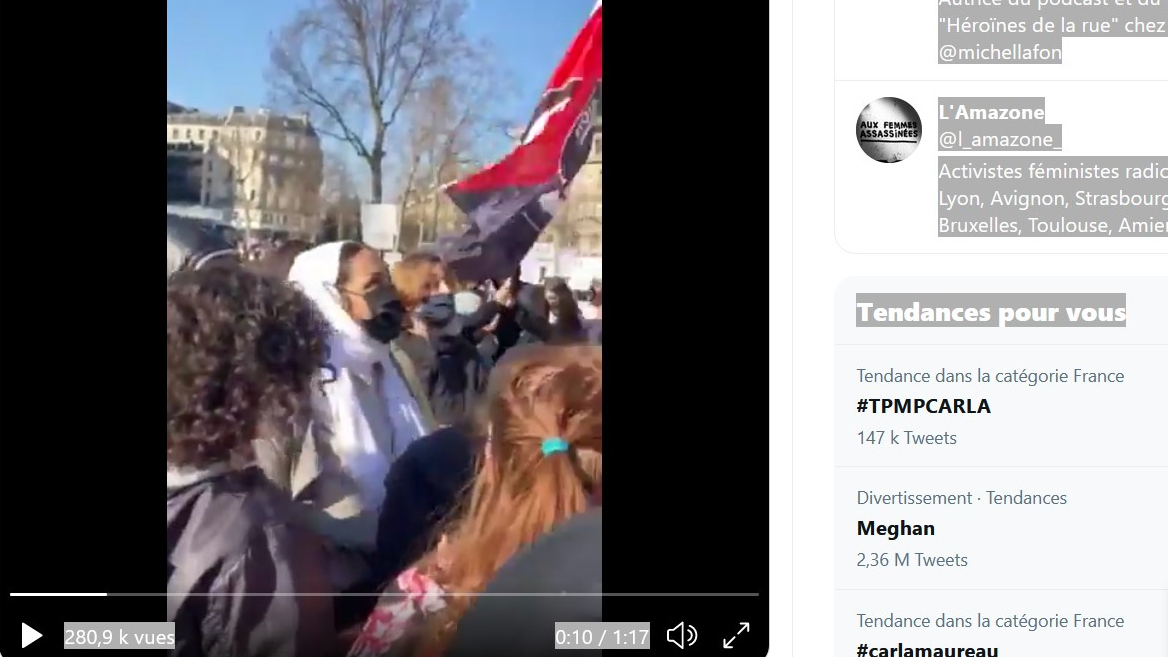 Скриншот страницы Twitter феминистки Маргерит Стерн с видео об атаке манифестантов группой Антифа 7 марта 2021 года в Париже. 