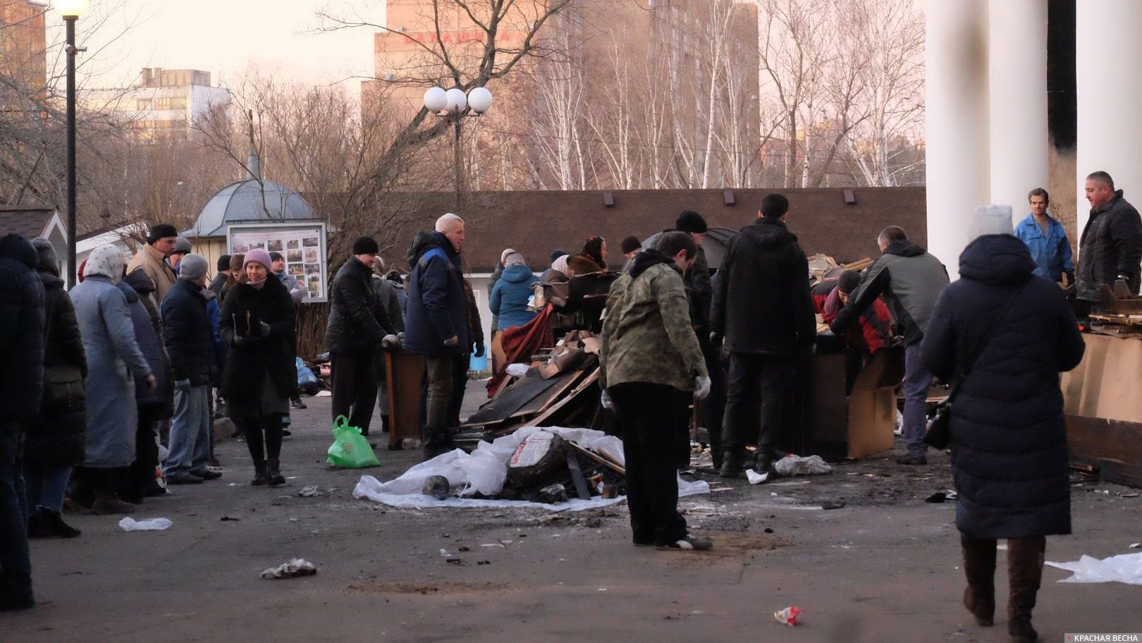 Прихожане во дворе храма 