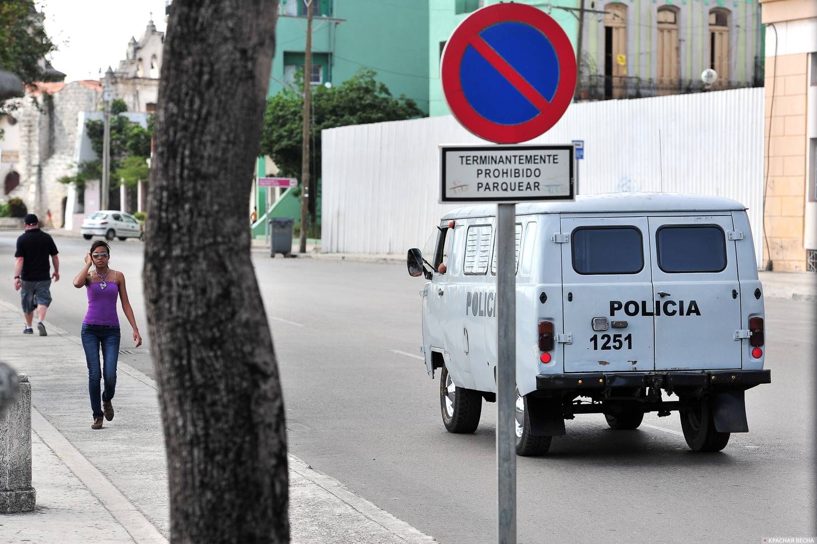 Автомобиль УАЗ кубинской полиции на улицах Гаваны. Куба