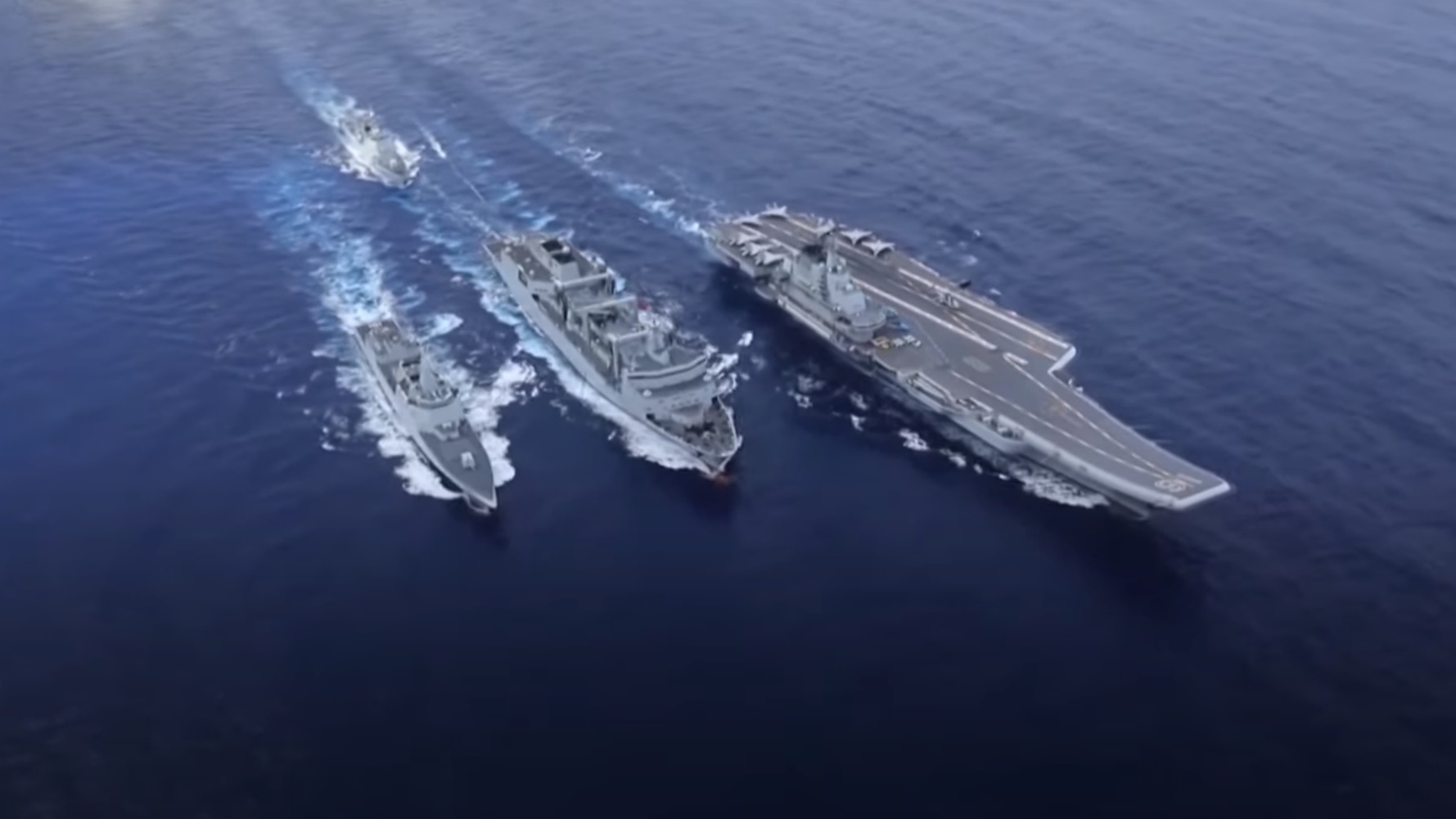 Цитата из видео «Авианосная группа ВМС НОАК по главе с авианосцем „Ляонин“». YouTube
