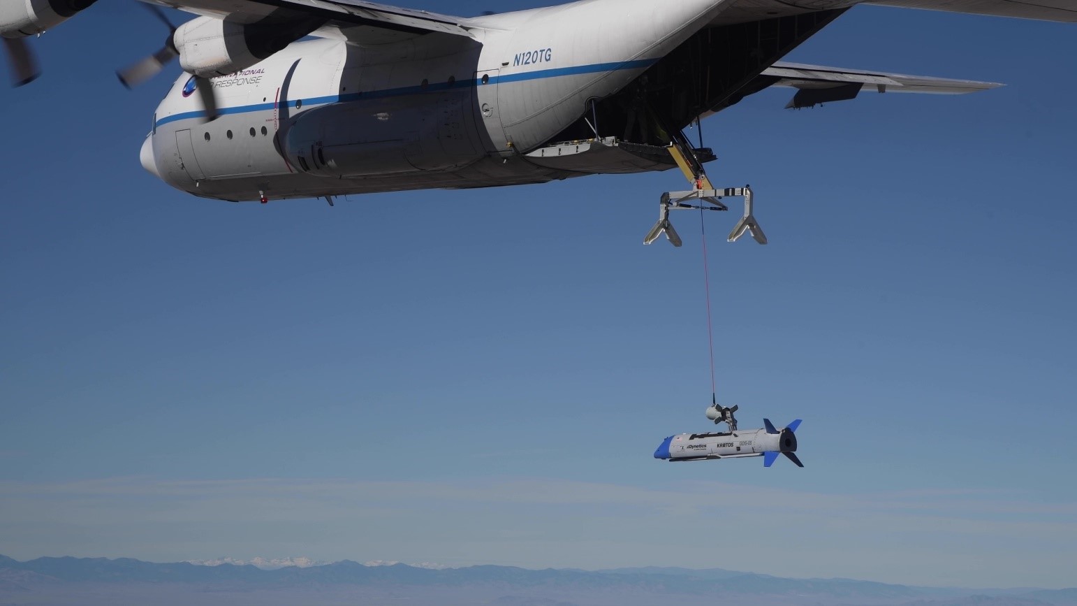 Захват дрона X-61A Gremlin в полете для подъема на борт C-130A