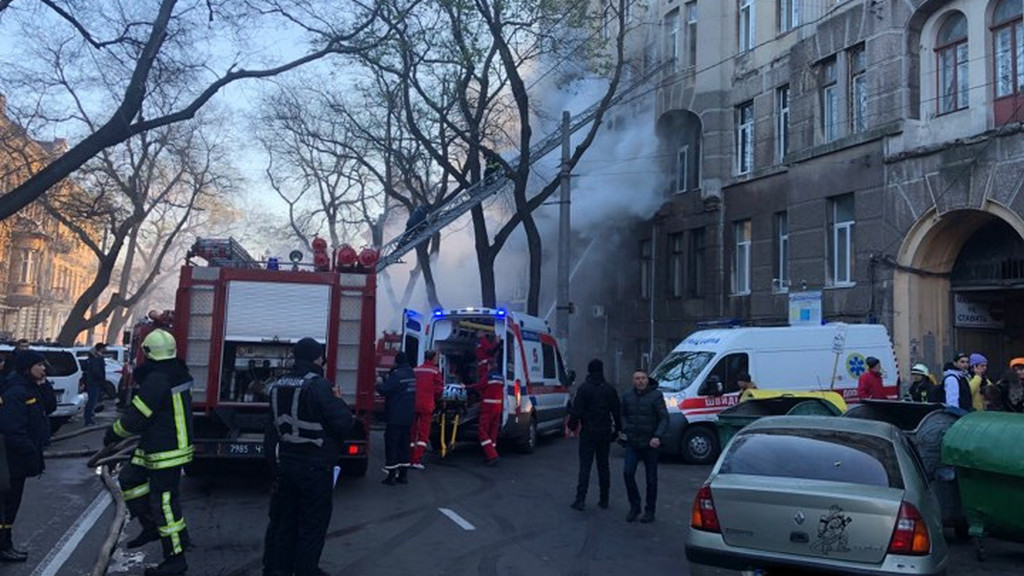 Украинские пожарные тушат Одесский колледж экономики, права и гостинично-ресторанного бизнеса