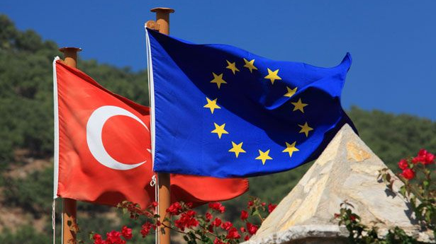 Флаги Европейского Союза и Турции