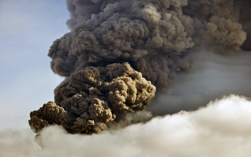 Облако пепла от вулкана Эйяфьятлайокудль. Исландия, 2010 г. 