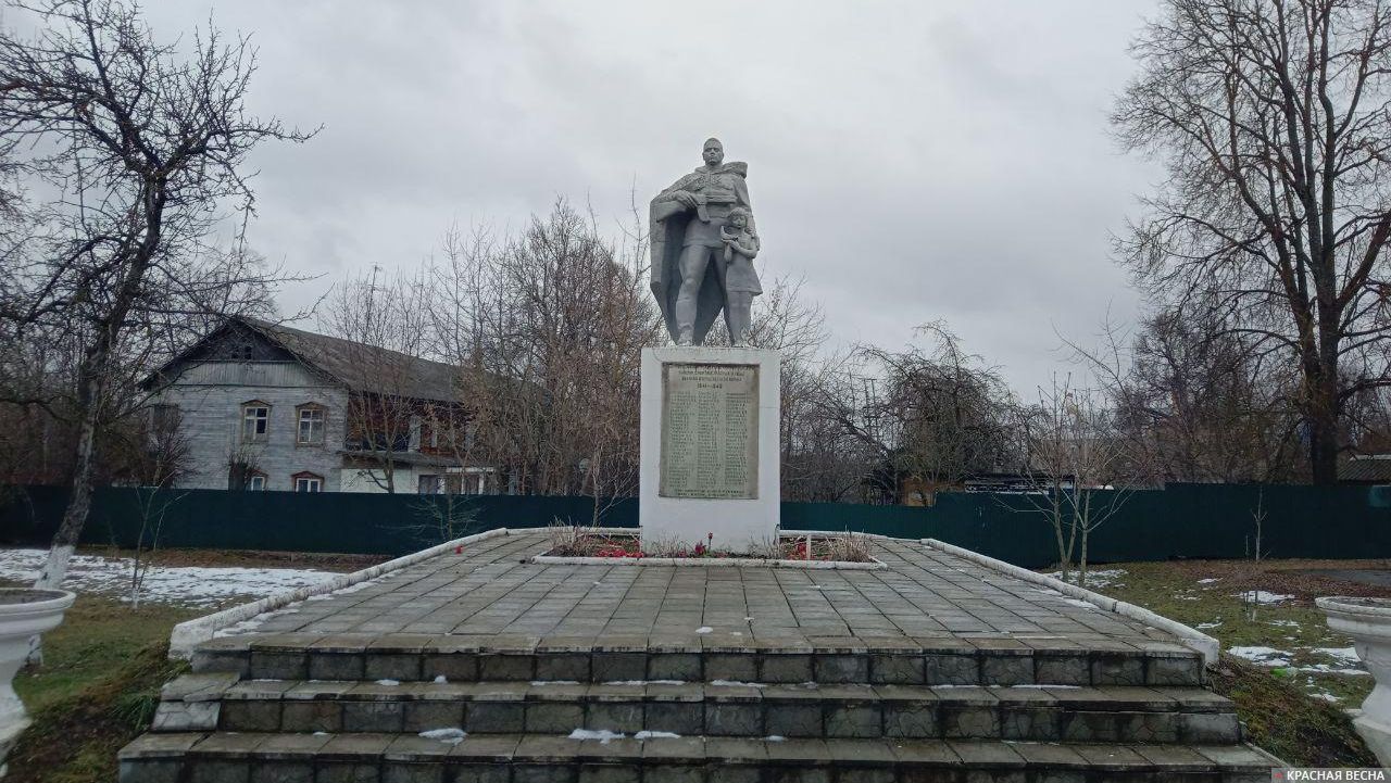 Памятник «Воину-освободителю» перед главным входом школы № 1 в г. Кондрово
