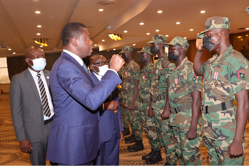 Президент Того награждает солдат