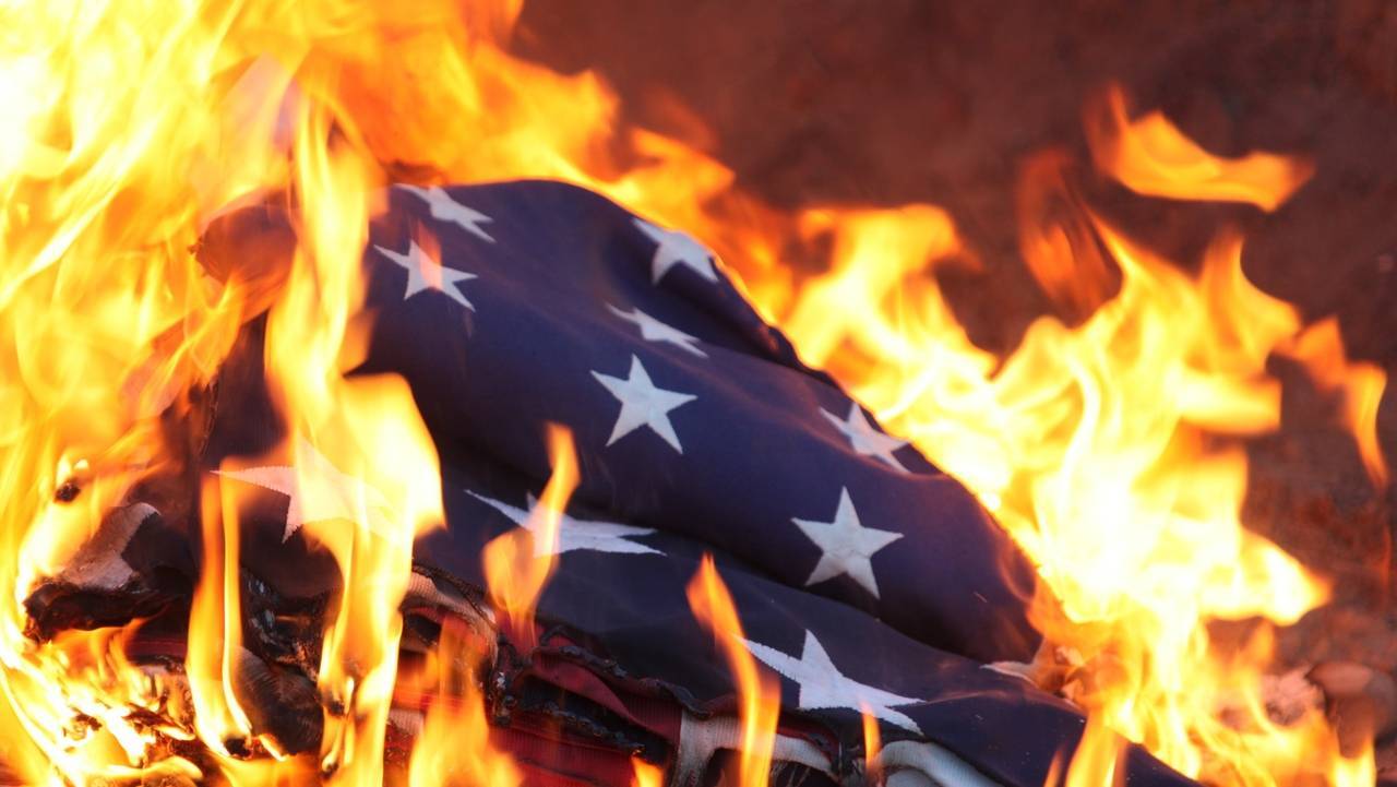 Флаг США в огне