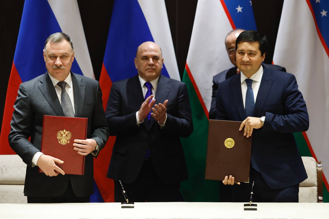 Подписание документов по итогам третьего заседании совместной комиссии на уровне глав правительств России и Узбекистана в Самарканде