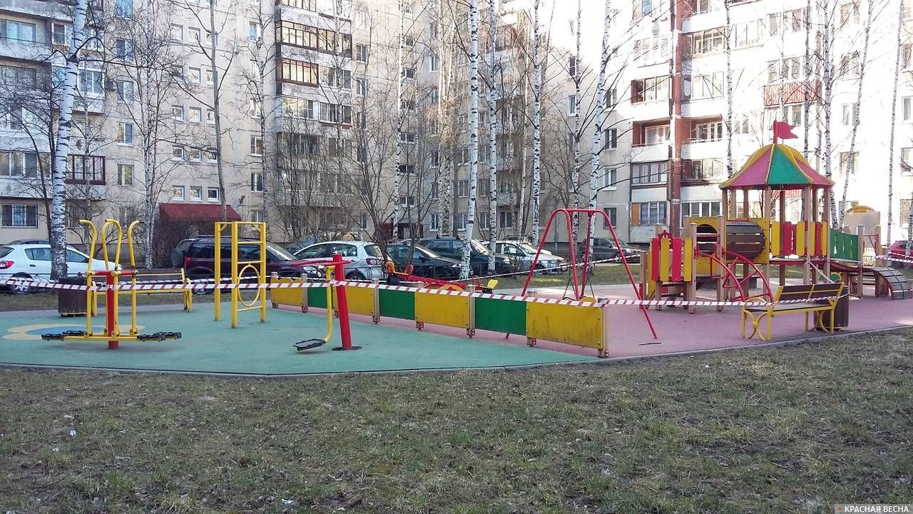 Санкт-Петербург. Огороженная детская площадка