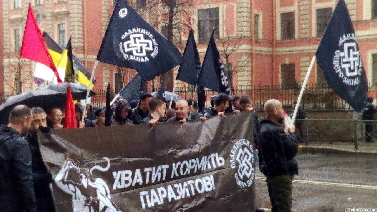 Национал-социалисты на первомайском шествии в Санкт-Петербурге