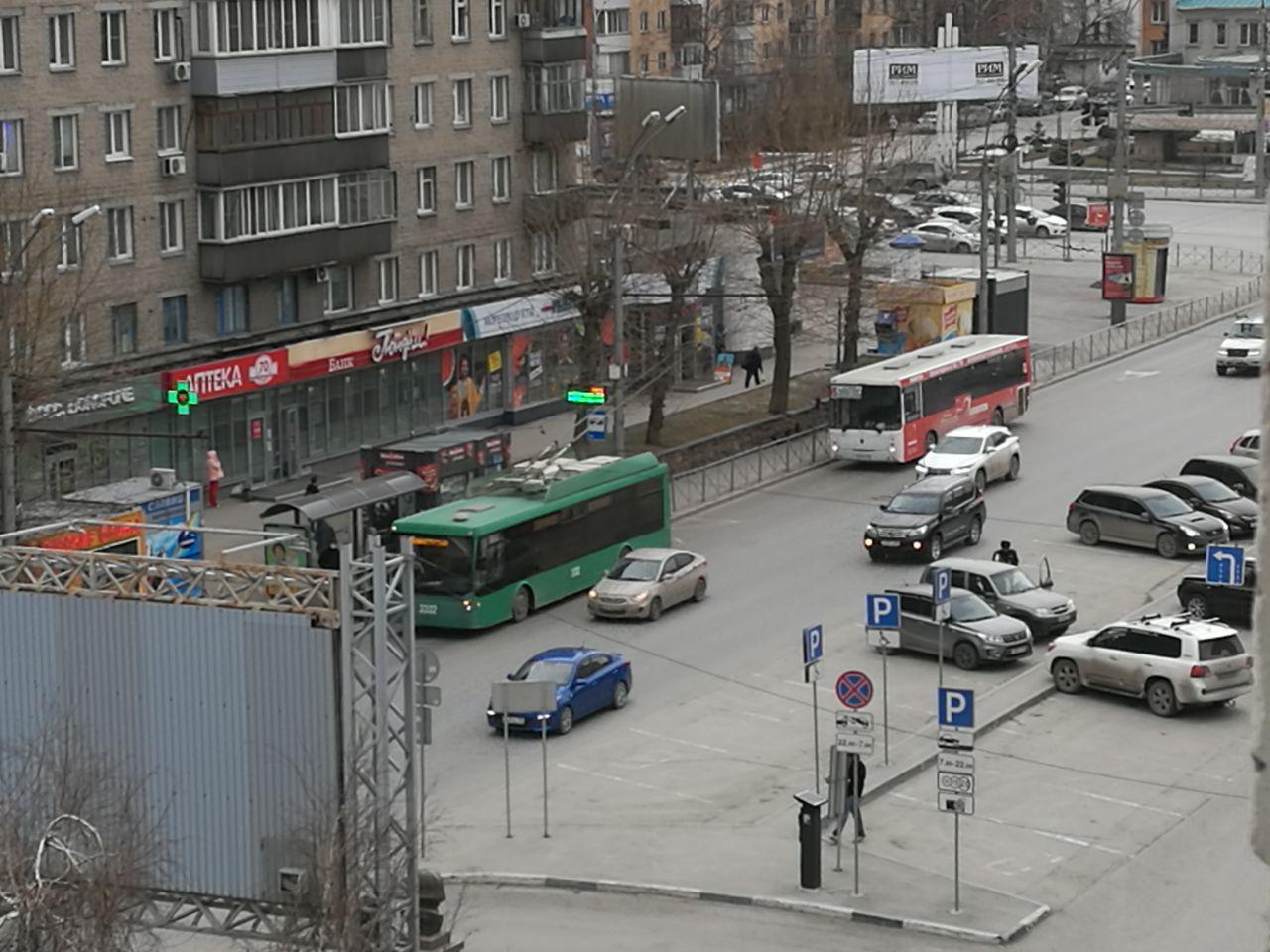 В Новосибирске на Красном проспекте (центральная улица) вечером довольно много машин