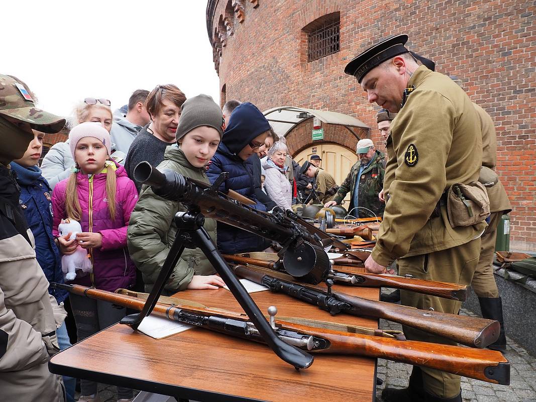 Выставка оружия времен Влеикой Отечественной войны во внешнем дворике Калининградского музея января