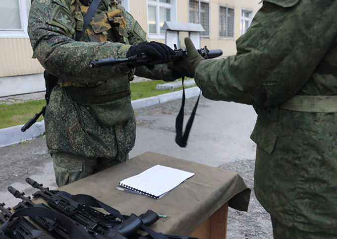 Выдача военнослужащим автоматов Калашникова АК-12