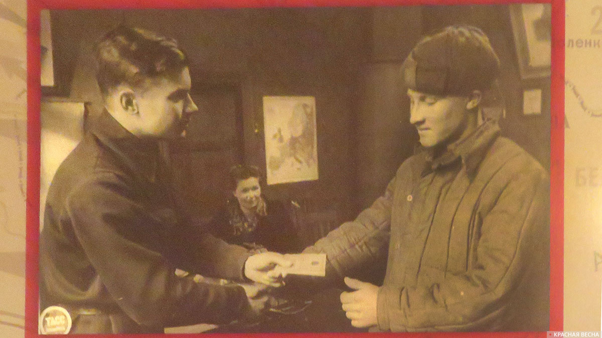 Вручение комсомольского билета партизану Владимиру Берникову. 1944 год