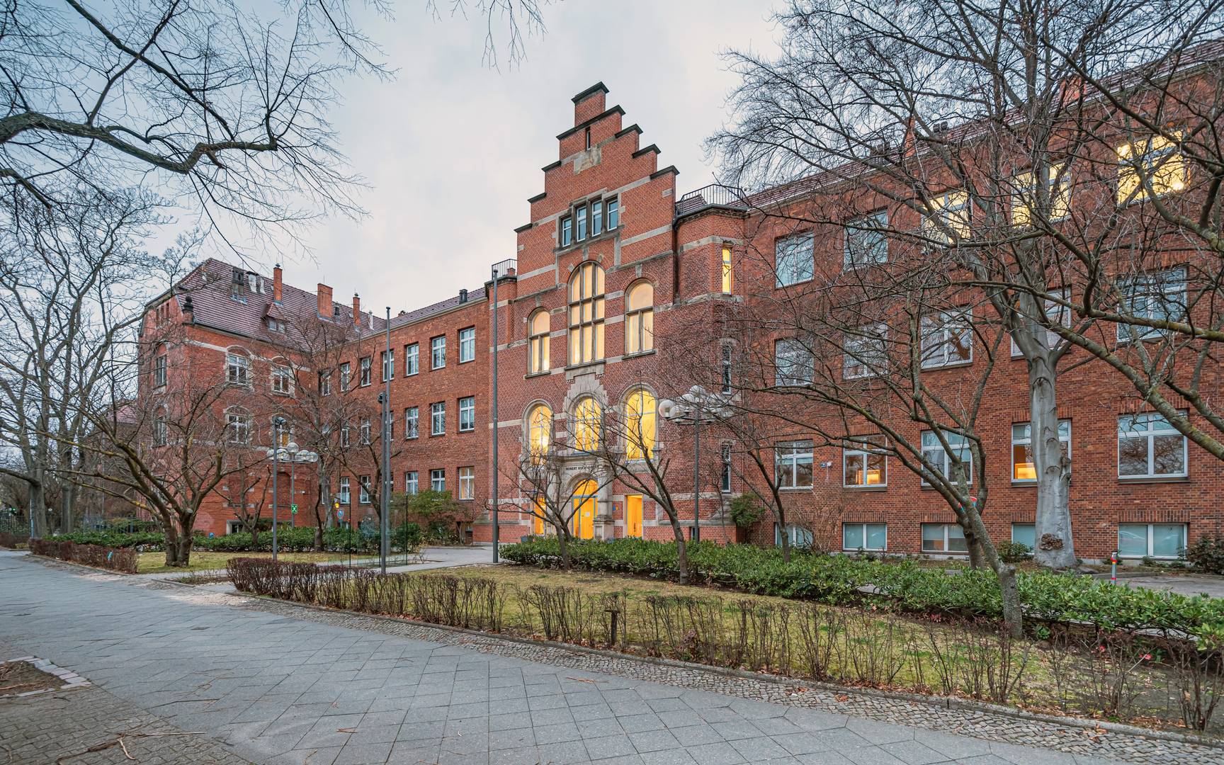 Здание Института им. Роберта Коха в Веддинге, Берлин, Германия. 2021