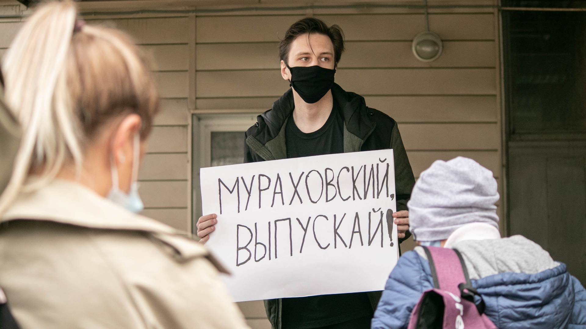 Сторонник Навального у БСМП № 1 в Омске