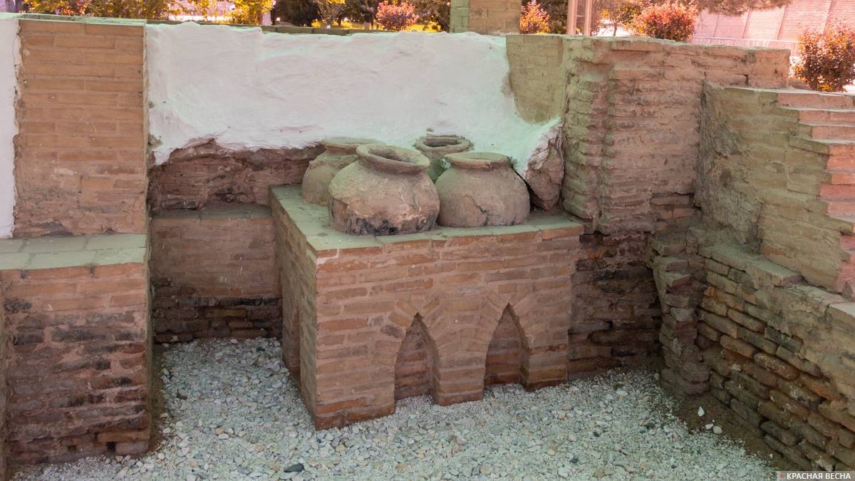 Сохранившийся фундамент и глиняные кувшины в некрополе Шахи Зинда